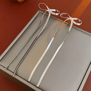 Chic Silver Bow Earrings – Minimalist Ribbon Style